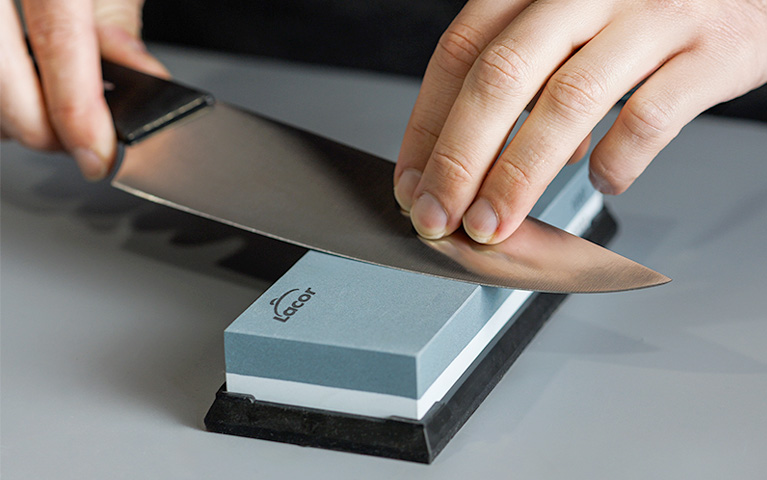 Comment utiliser une pierre à aiguiser pour affûter et affiler ses couteaux de cuisine ?